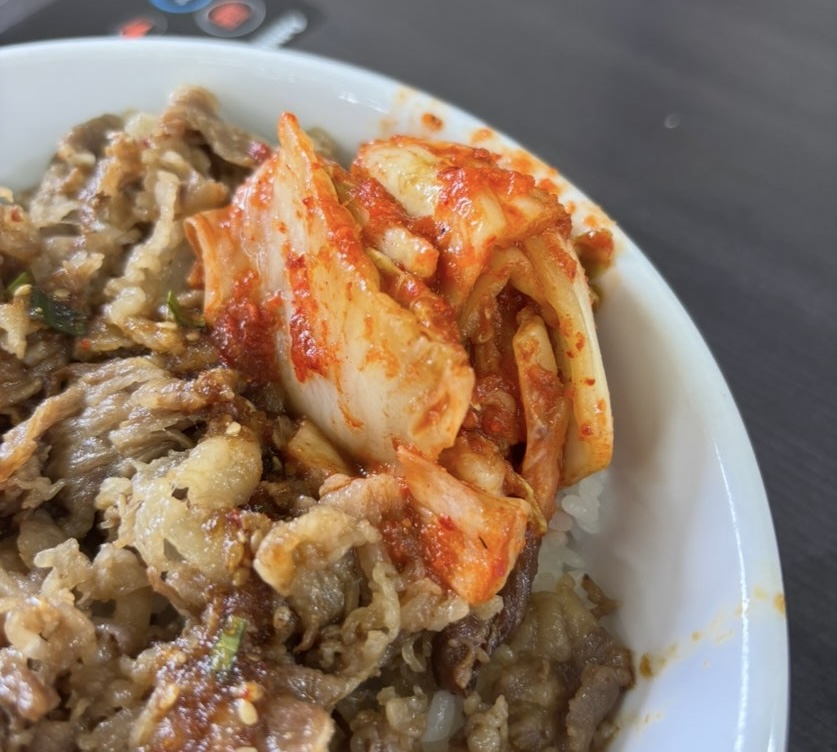 白頭山 細谷店　カルビ丼のキムチ