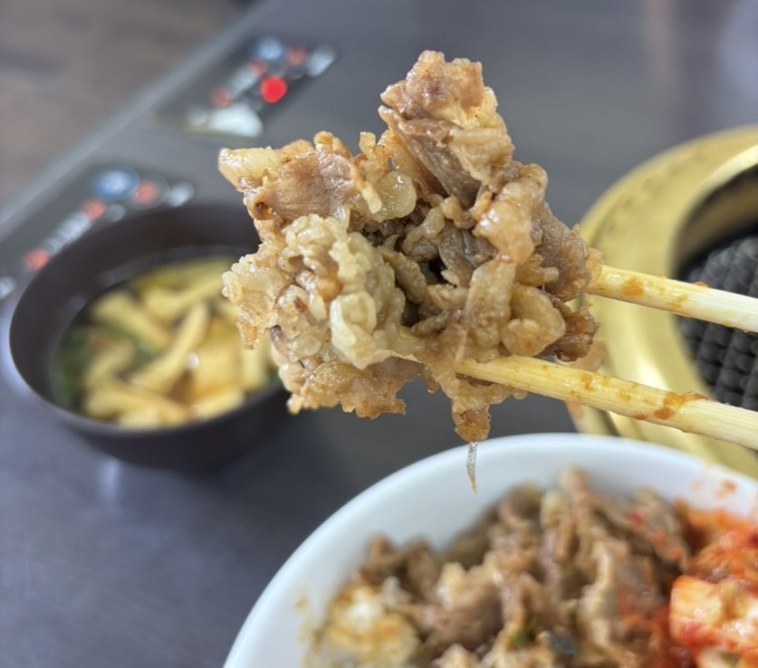 白頭山 細谷店　カルビ丼一口