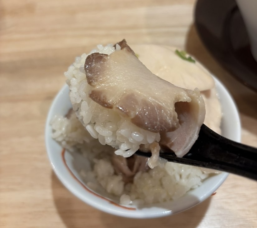 Ramen光鶏（豊田市）　チャーシューごはん一口