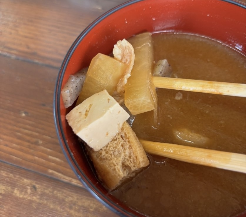山治食堂（豊田市）　味噌汁一口