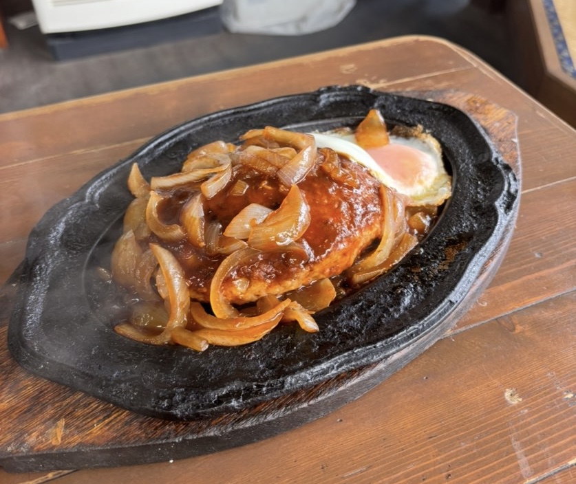 山治食堂（豊田市）　鉄板ハンバーグ