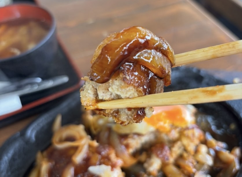 山治食堂（豊田市）　ハンバーグ一口