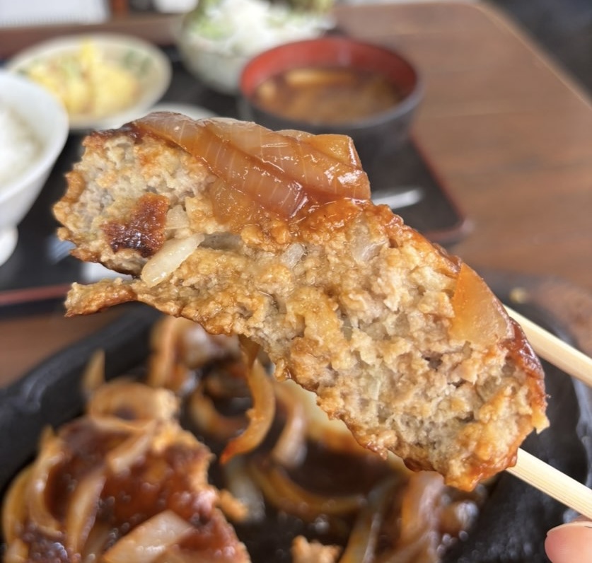 山治食堂（豊田市）　ハンバーグの断面