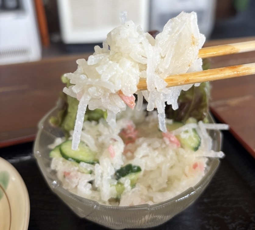 山治食堂（豊田市）　サラダ一口