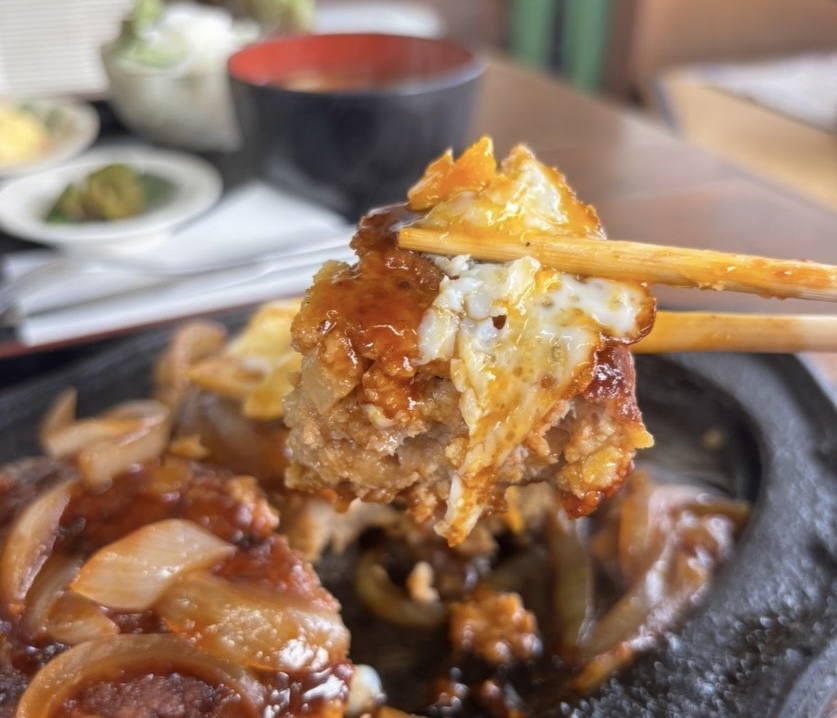 山治食堂（豊田市）　ハンバーグの目玉焼き一口