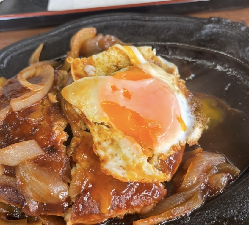 山治食堂（豊田市）　ハンバーグの目玉焼き