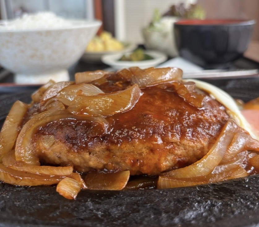 山治食堂（豊田市）　鉄板ハンバーグ