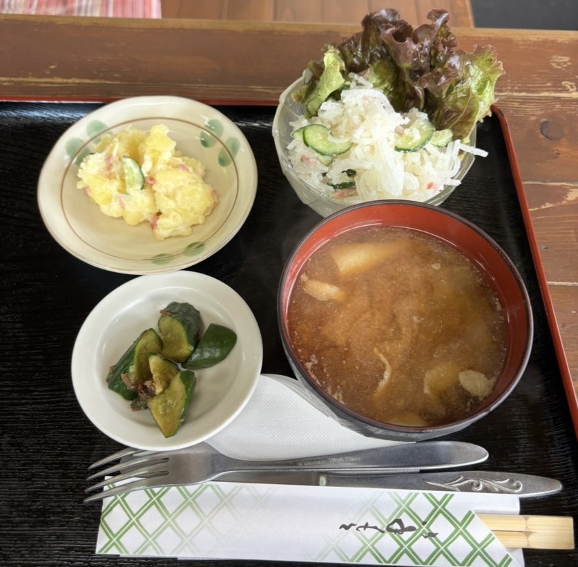 山治食堂（豊田市）　定食セットの小鉢たち