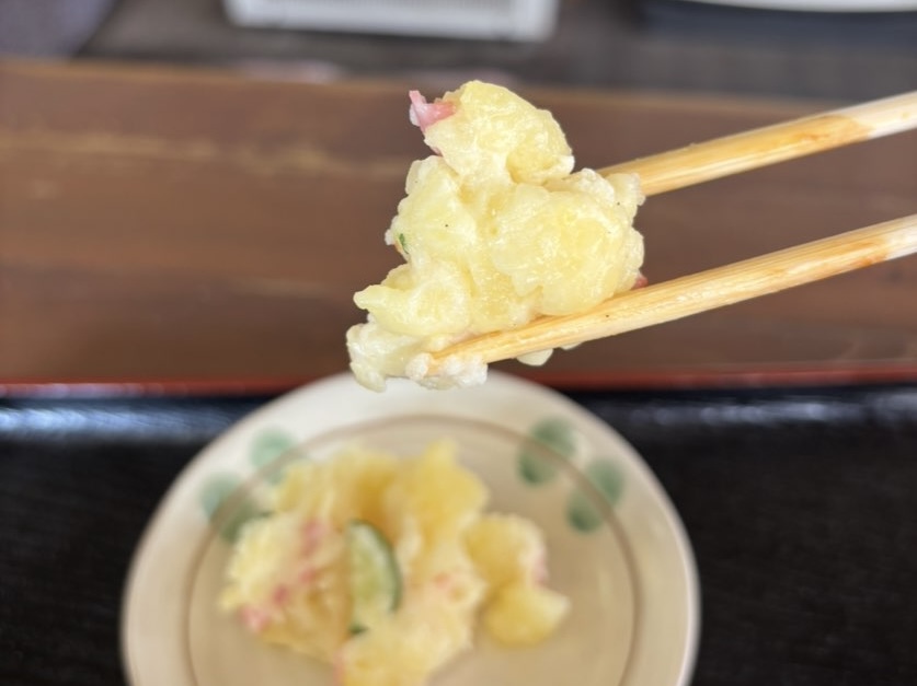 山治食堂（豊田市）　ポテサラ一口