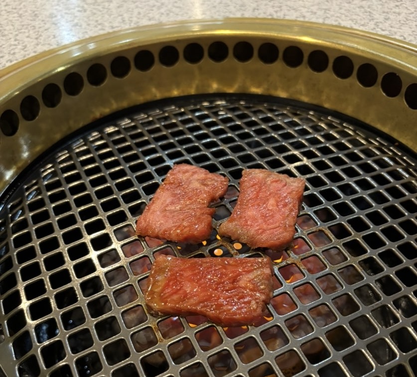 大成園(豊田市) 上カルビ焼いてる