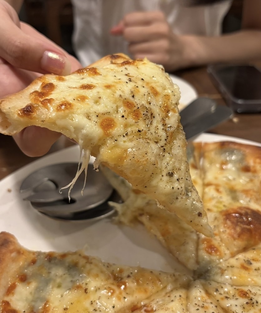 KITCHEN NICO(豊田市) 4種のチーズピザ一口