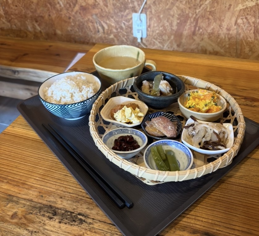 池島五組 厨房168 竹かごランチ