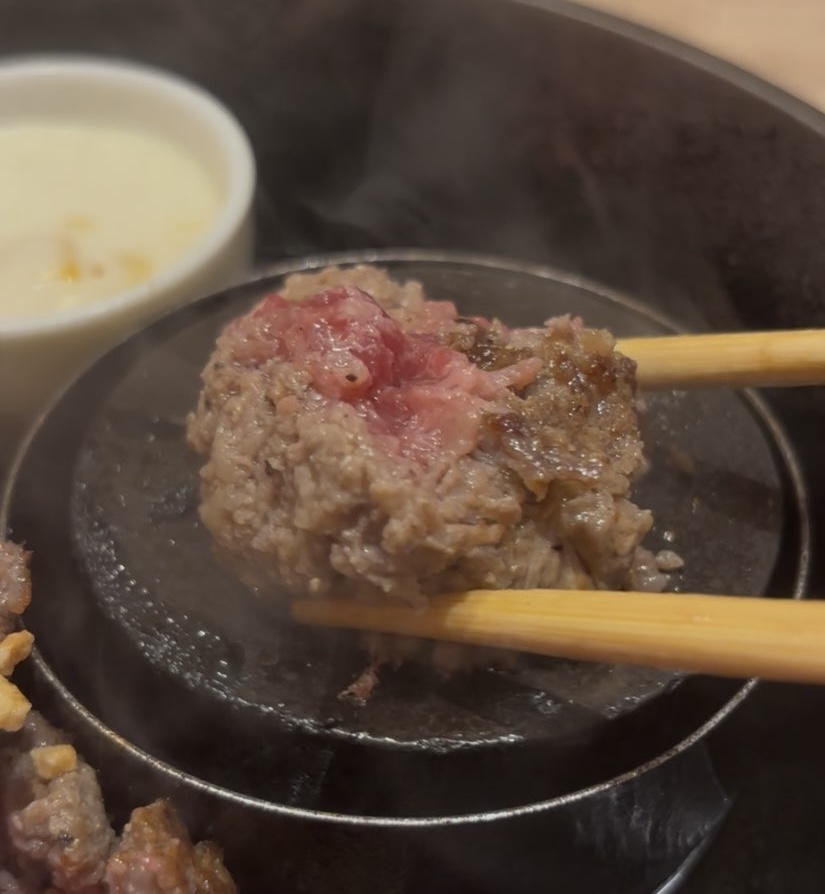 やぎや(刈谷市) 黒毛和牛のレアハンバーグを焼き石で焼いてる状態