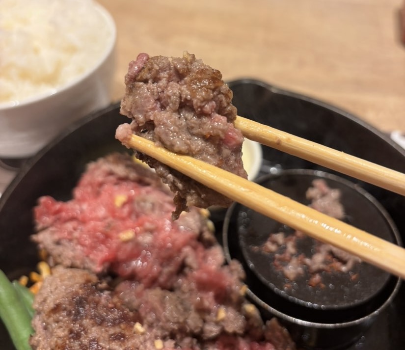 やぎや(刈谷市) 黒毛和牛のレアハンバーグ 一口