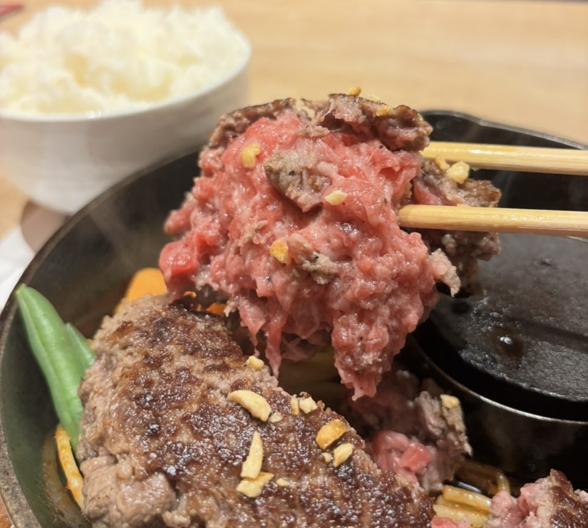 やぎや(刈谷市) 黒毛和牛のレアハンバーグの断面