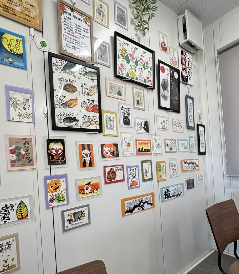 Koshido cafe+（コシドカフェ）　壁に飾られてるアート