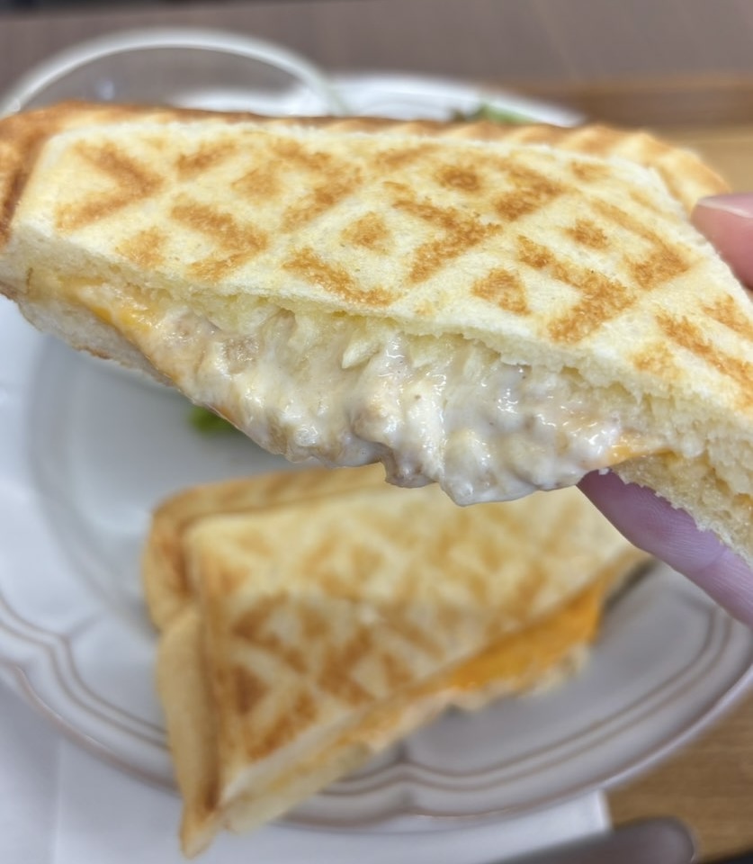 Koshido cafe+（コシドカフェ）　ツナチェダーホットサンド