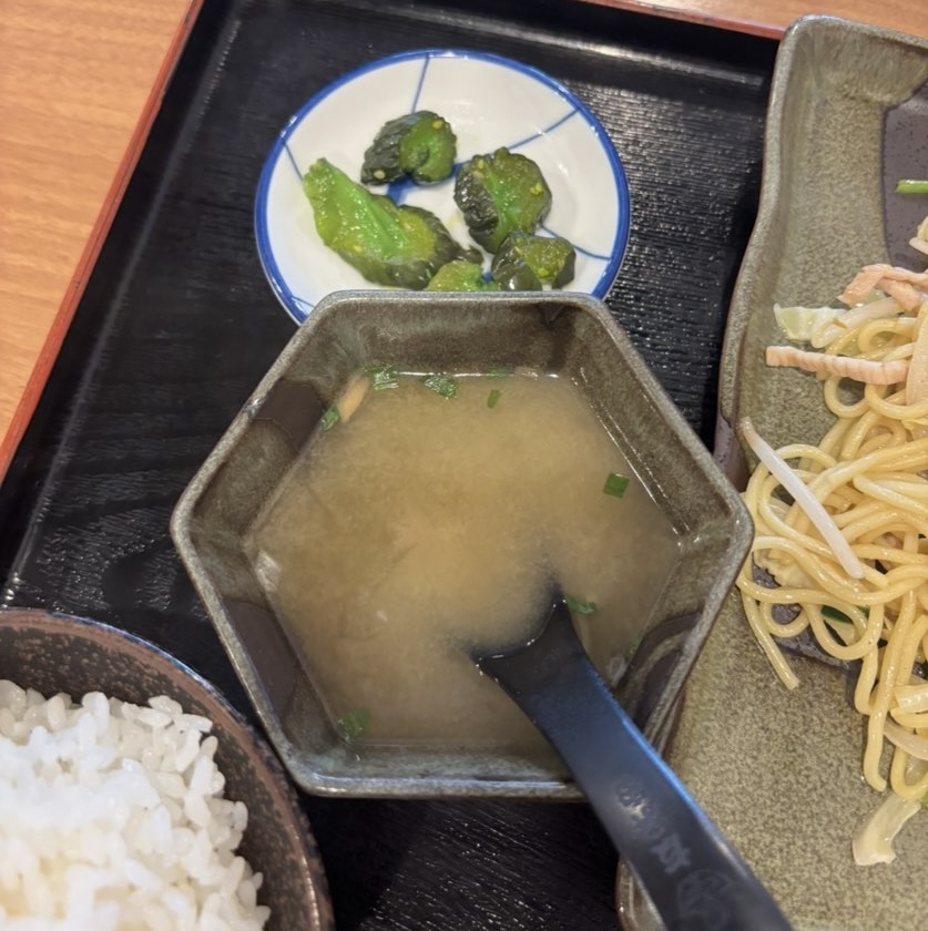 台湾料理 友采香(豊田市) 味噌汁と漬物