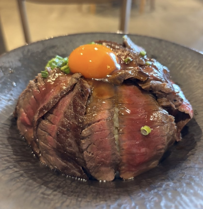 Barbe （バルブ）岡崎市　ステーキ丼と卵黄