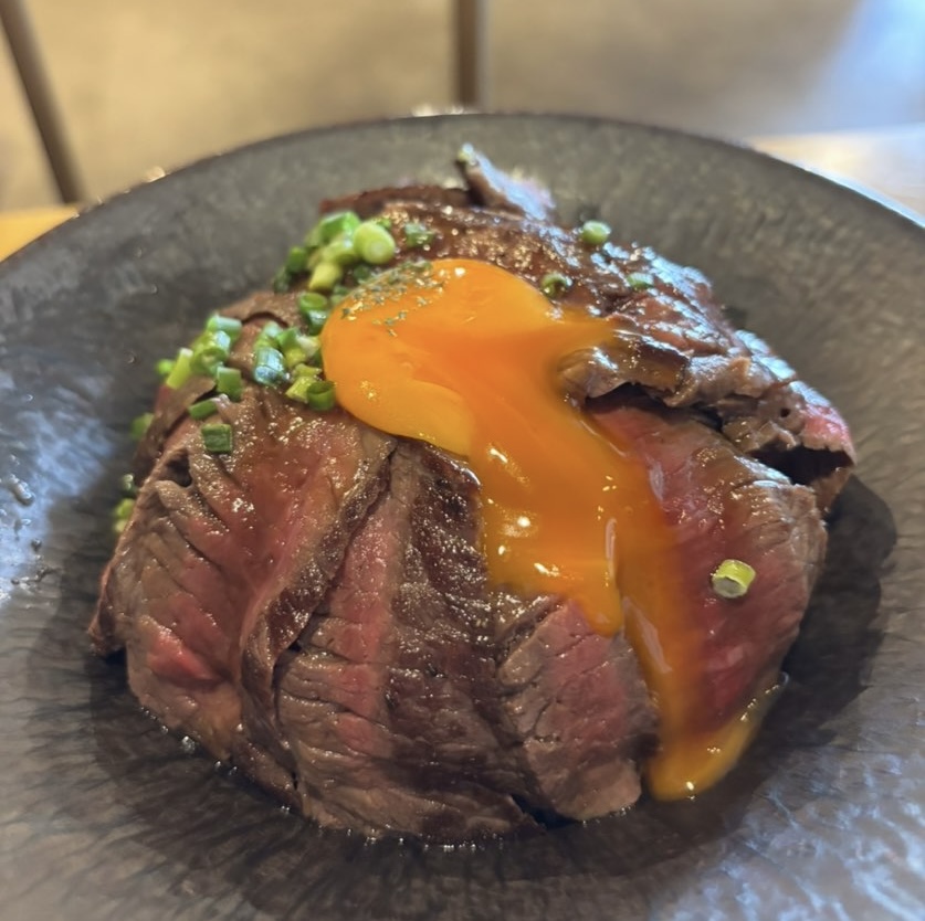 Barbe （バルブ）岡崎市　ステーキ丼の卵割り