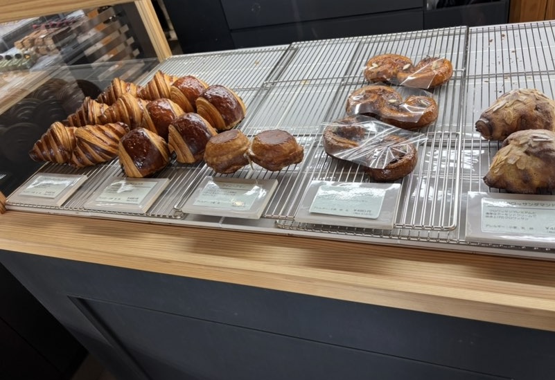 hd,/アッシュデコンマ（豊田市）　ショーケースのパン