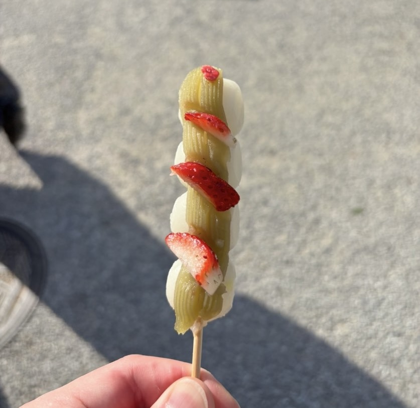 香嵐渓もみじまつり2025 屋台　あん団子（抹茶あんいちご）