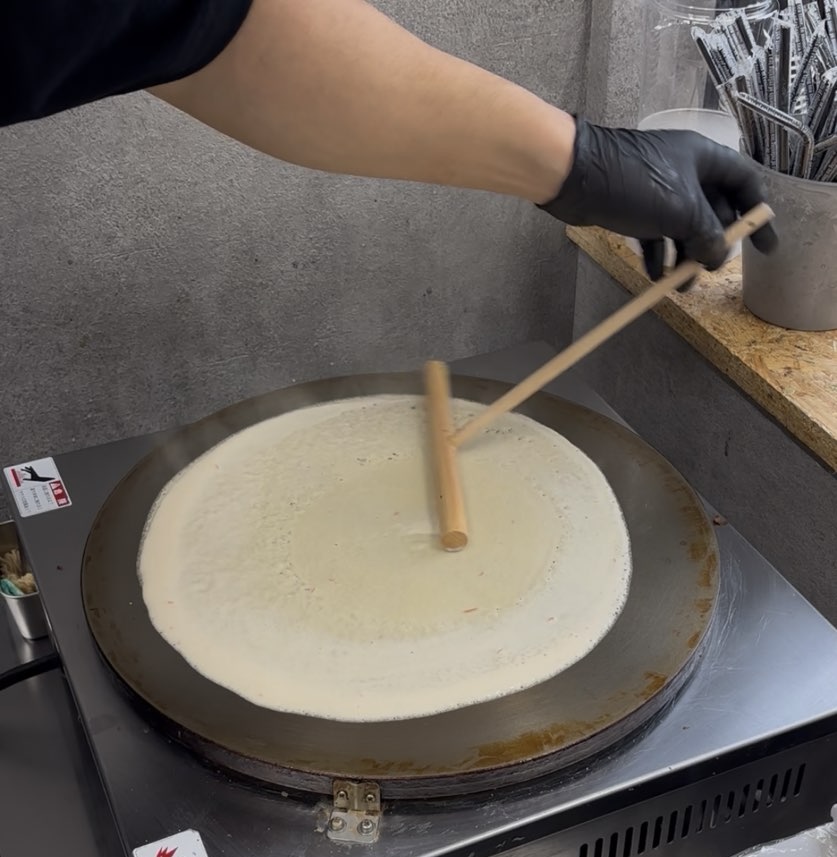24スイーツショップ 岡崎矢作店　クレープを焼いてる