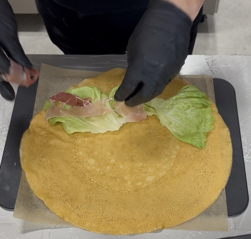 24スイーツショップ 岡崎矢作店　クレープに包んでる