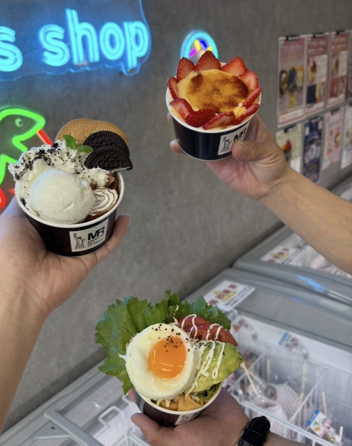 24スイーツショップ 岡崎矢作店　注文したロールクレープ