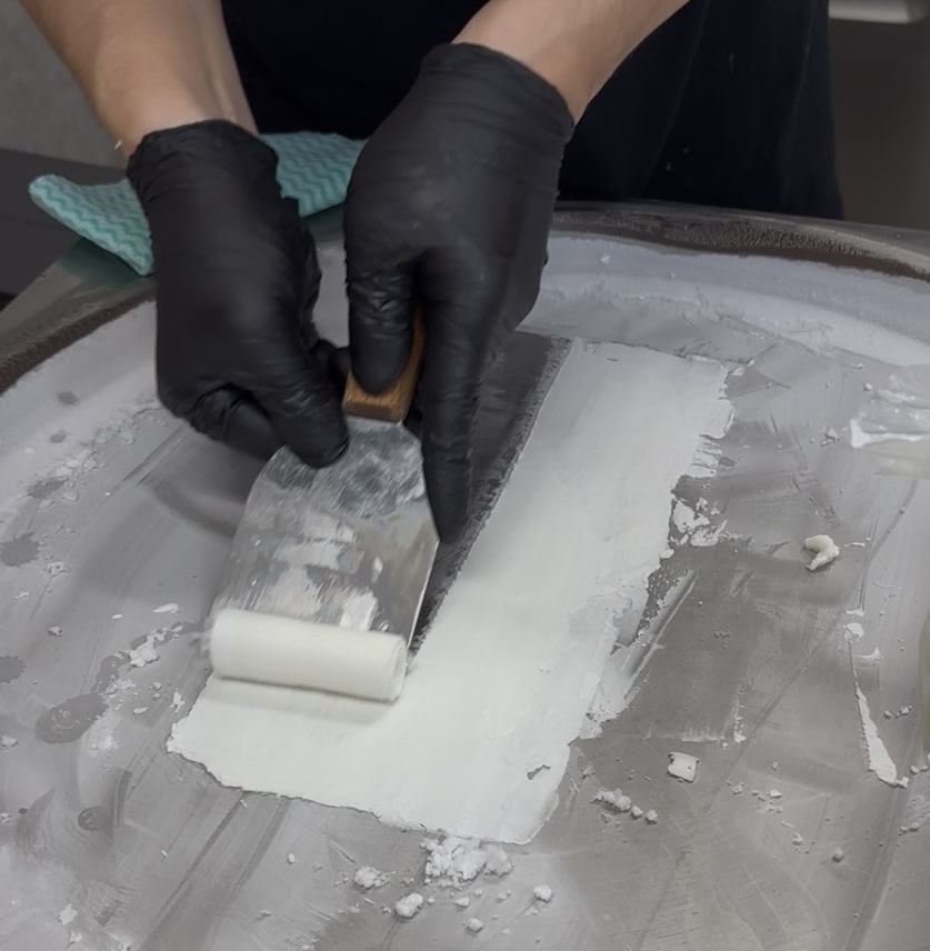 24スイーツショップ 岡崎矢作店　ロールアイスを作ってる