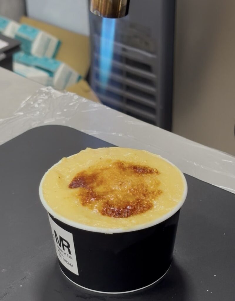 24スイーツショップ 岡崎矢作店　ブリュレをバナーで炙ってる