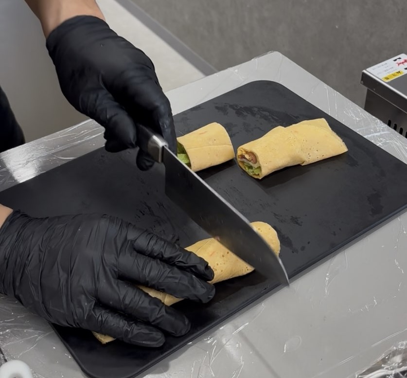 24スイーツショップ 岡崎矢作店　クレープを切ってる