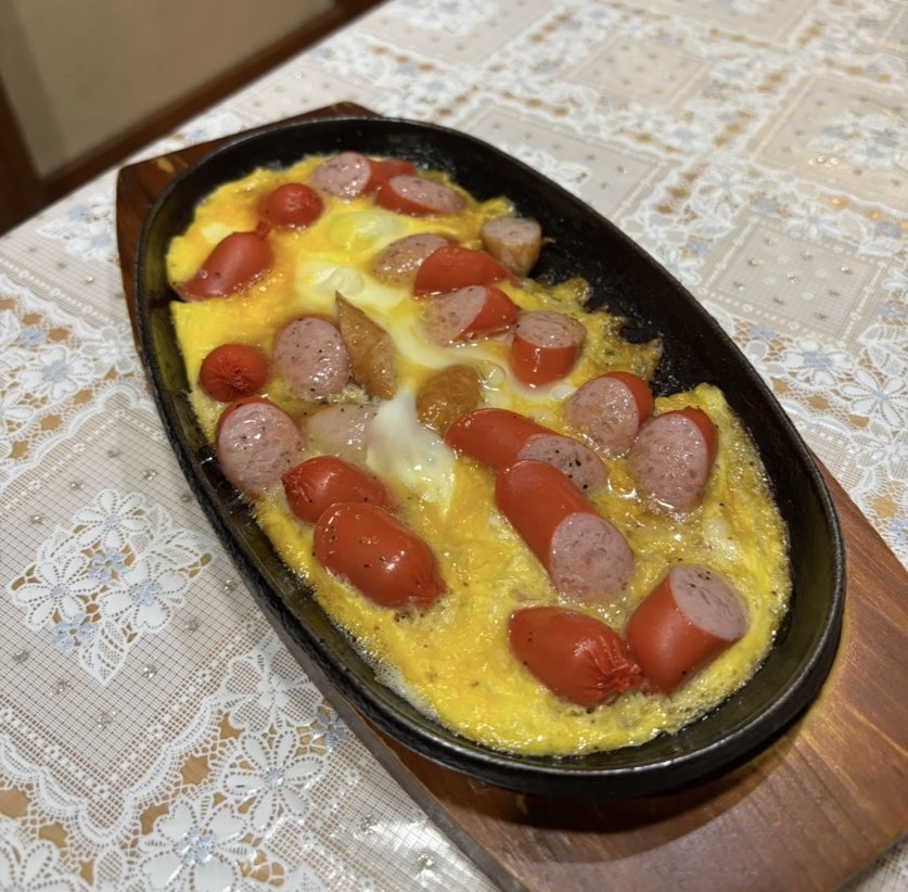 オリエント（豊田市）　赤ウインナー玉子とじ