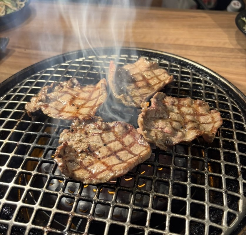 焼肉ぜっと KITAMACHI ねぎ塩タン焼いてる