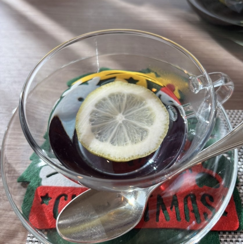 シーズナルキッチン ル・ボナール　ハーブティーが青色に変化