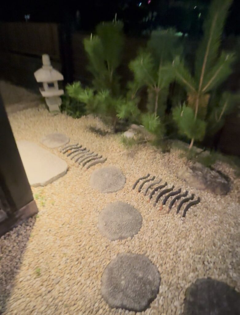 創作焼肉亭 にくよい(岡崎市) 入口にある庭