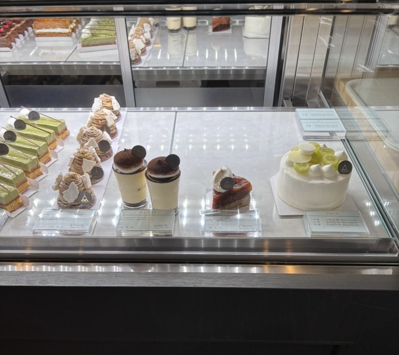 hd,/アッシュデコンマ（豊田市）　ショーケースのケーキ