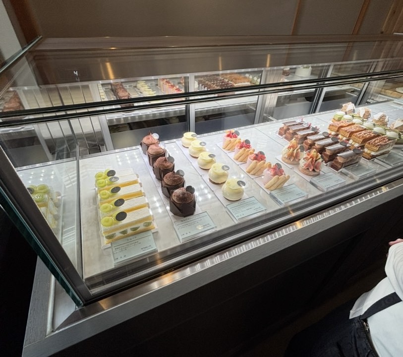 hd,/アッシュデコンマ（豊田市）　ショーケースのケーキ