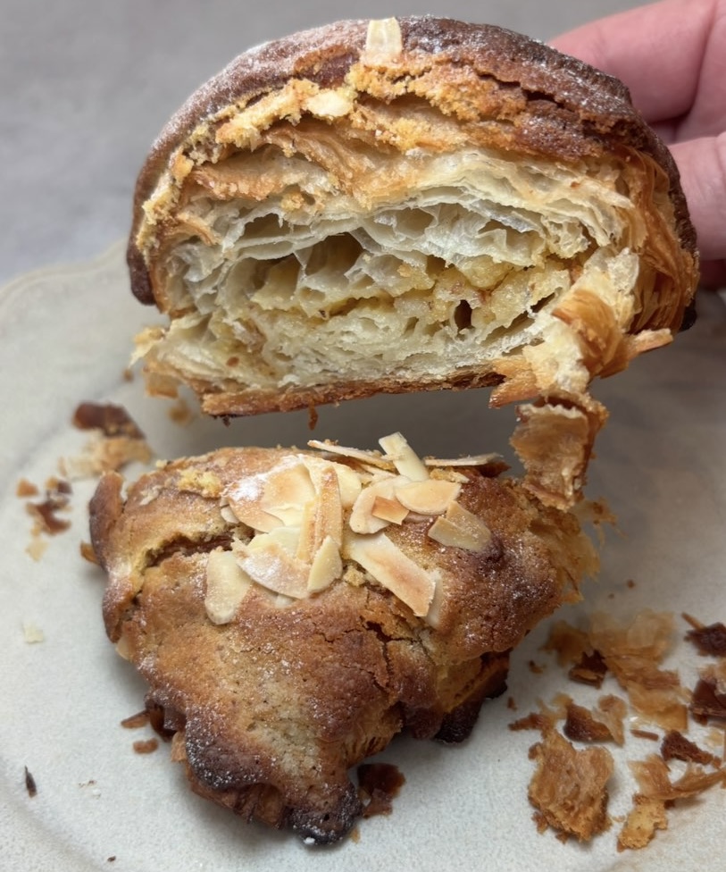 hd,/アッシュデコンマ（豊田市）　クロワッサンダマンドの断面