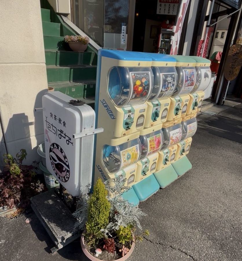喫茶たちばな(豊田市) 外にあるガチャ