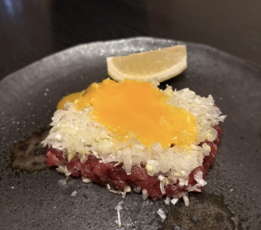 割烹・すし きさらぎ（豊田市）　海鮮塩ユッケの玉割り