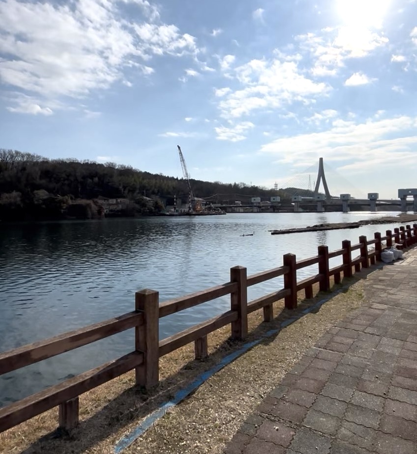 フジファミリーショップ前山店　水源公園の川