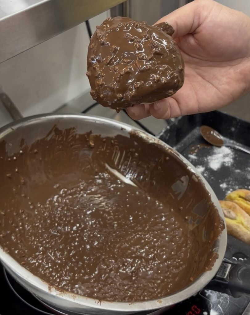 MOU DONUT（ムードーナツ）　生ドーナツ作成風景