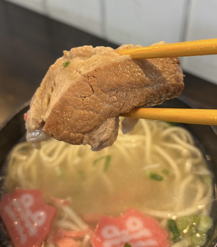 琉球cafe てぃーだかんかん（豊田市）　沖縄そばの豚の三枚肉