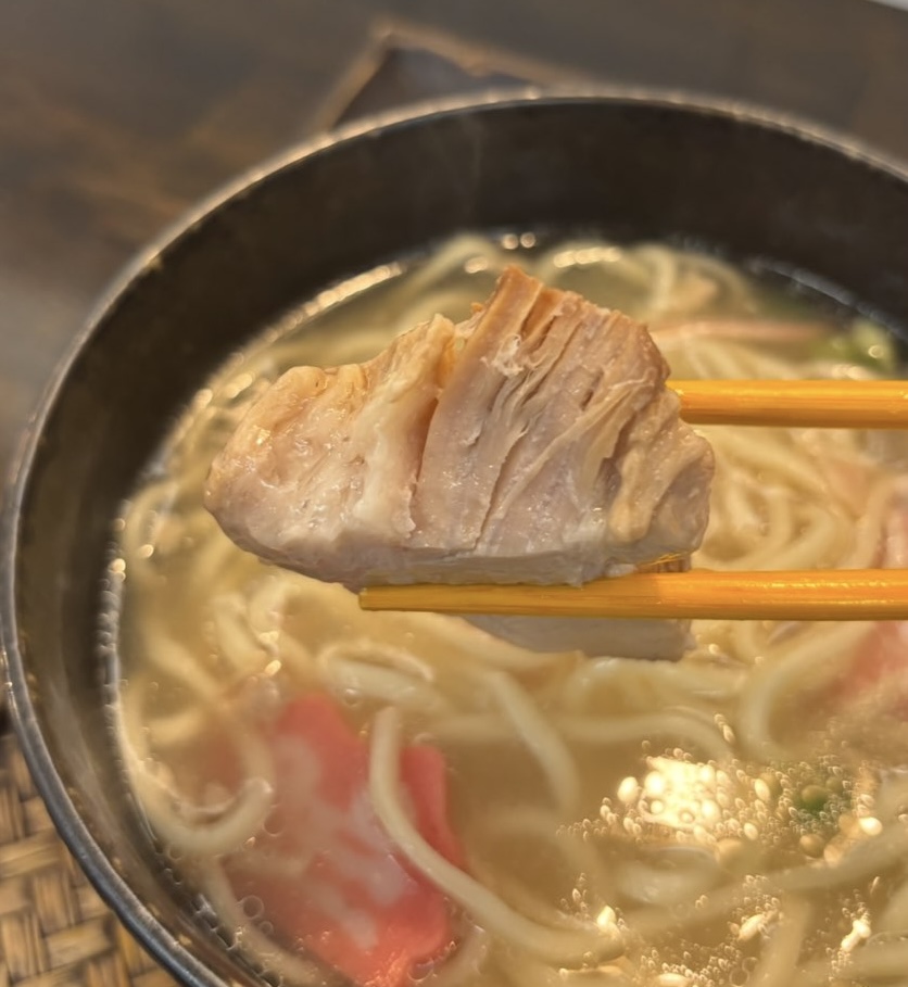 琉球cafe てぃーだかんかん（豊田市）　沖縄そばの豚の三枚肉