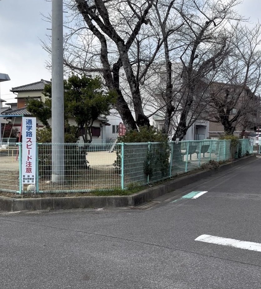 琉球cafe てぃーだかんかん（豊田市）　お店の前にある公園