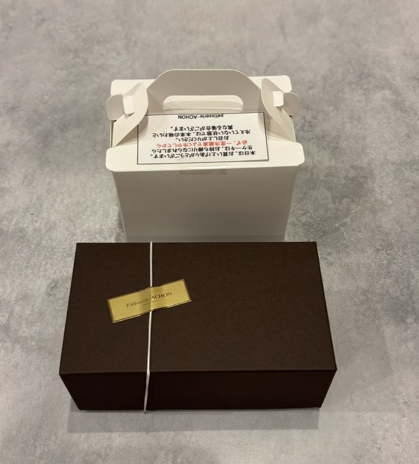 パティスリーアション（ACHON）　ケーキとマカロンの箱
