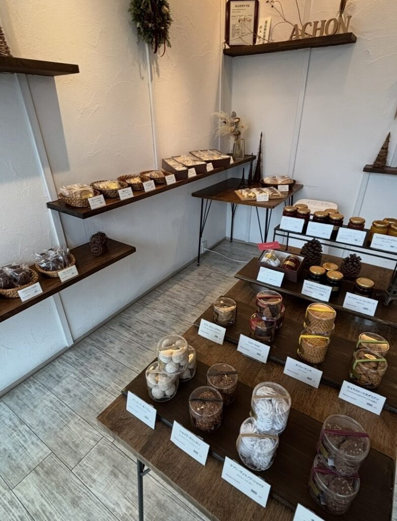 パティスリーアション（ACHON）　店内の焼き菓子