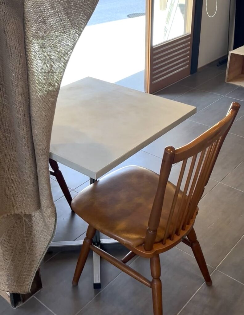 あすけコッペ（豊田市足助）　店内のイートインスペース