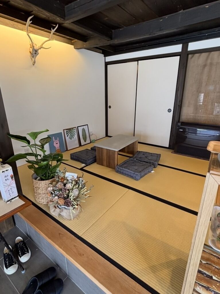 あすけコッペ（豊田市足助）　店内のイートインスペース